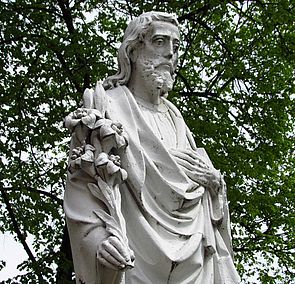 Rzeźba św. Józefa przed kościołem p.w. św. Józefa