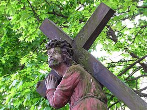 Rzeźba Chrystusa upadającego pod krzyżem, ulica Warszawska 