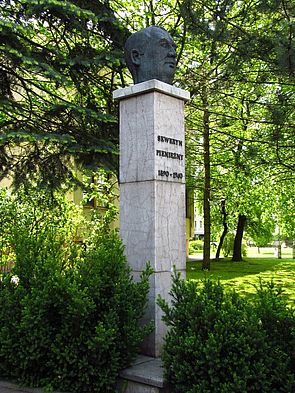 Pomnik Seweryna Pieniężnego, ulica Towarowa