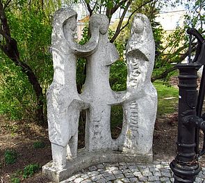 Pompa z rzeźbą Trzy Gracje, Plac Jedności Słowiańskiej