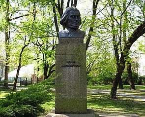 Popiersie Adama Mickiewicza, ulica A. Mickiewicza 