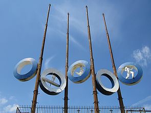 Rzeźba Kółka olimpijskie, Stadion Stomilu