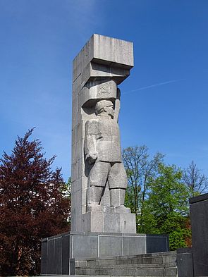 Pomnik Wyzwolenia Ziemi Warmińsko-Mazurskiej, Plac Xawerego Dunikowskiego