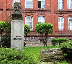 Pomnik Władysława Broniewskiego, Szkoła Podstawowa nr 10