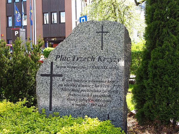 Kamień upamiętniający Plac Trzech Krzyży, ulica 1 Maja