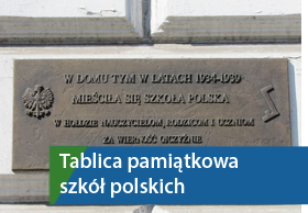 Tablica upamiętniająca istnienie szkół polskich na Warmii
