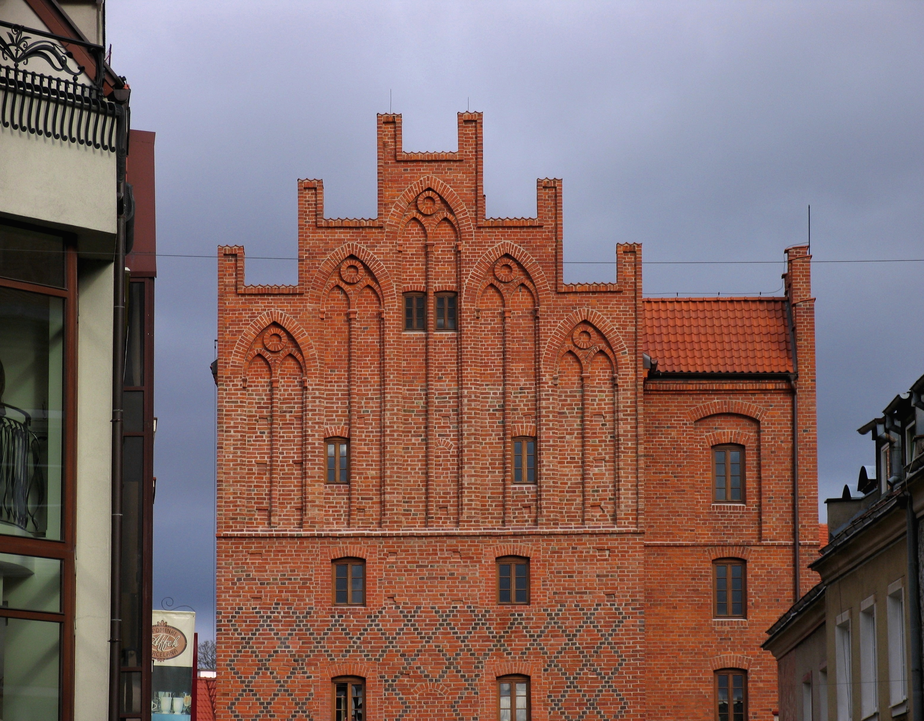 Widok Wysokiej Bramy w Olsztynie od strony starego miasta