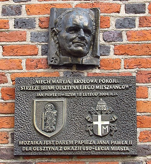 Płaskorzeźba z papieżem Janem Pawłem II, Brama Górna